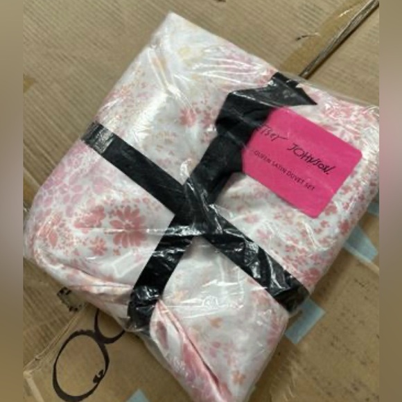 Betsey Johnson Queen Duvet Cover Set Satin Butterfly Garden Pink - Picture 2 of 3